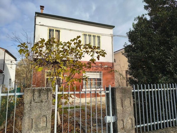 casa indipendente in vendita a Ferrara in zona Centro Storico