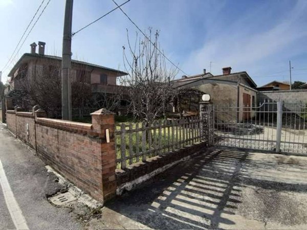 casa indipendente in vendita a Ferrara