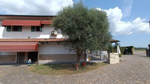 casa indipendente in vendita a Ferrara
