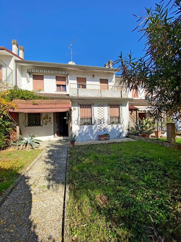 casa indipendente in vendita a Ferrara in zona Villanova