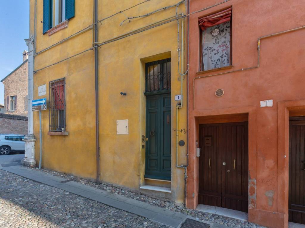 casa indipendente in vendita a Ferrara in zona Centro Storico