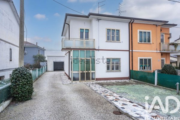 casa indipendente in vendita a Ferrara in zona Quartesana