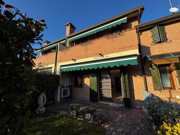 casa indipendente in vendita a Ferrara