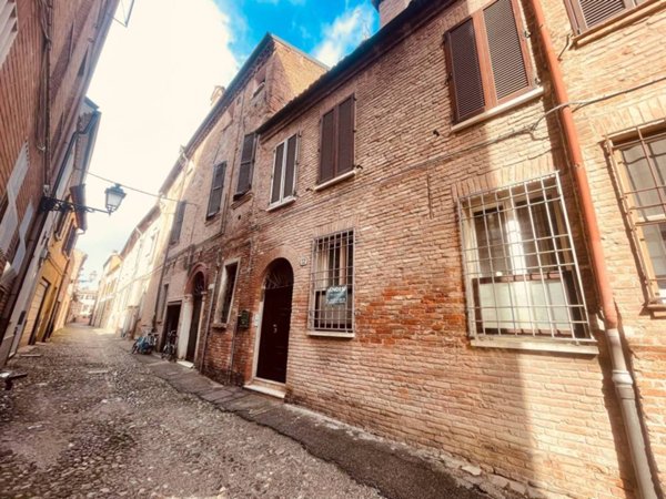 casa indipendente in vendita a Ferrara in zona Centro Storico