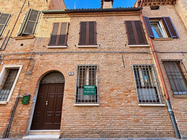 casa indipendente in vendita a Ferrara in zona Centro Storico
