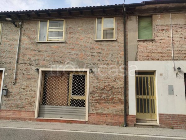 negozio in vendita a Ferrara in zona Baura