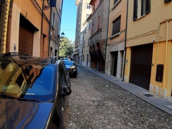 locale commerciale in vendita a Ferrara