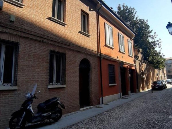 casa indipendente in vendita a Ferrara