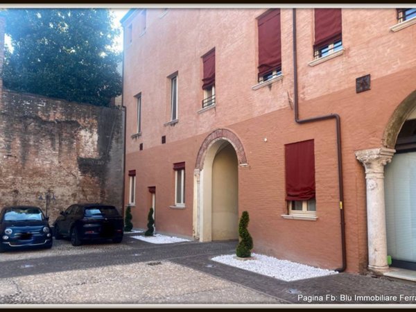 casa indipendente in vendita a Ferrara in zona Centro Storico