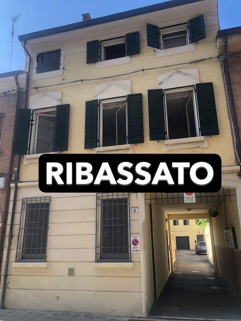 casa indipendente in vendita a Ferrara in zona Centro Storico