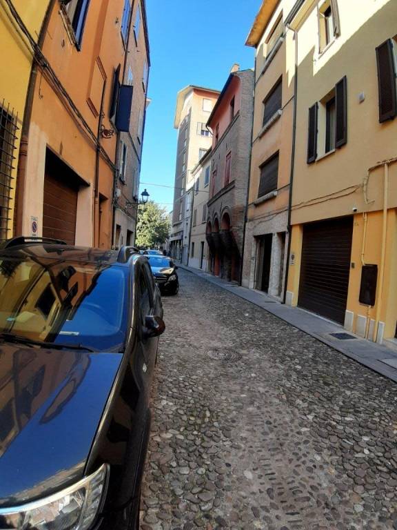 locale commerciale in vendita a Ferrara in zona Centro Storico