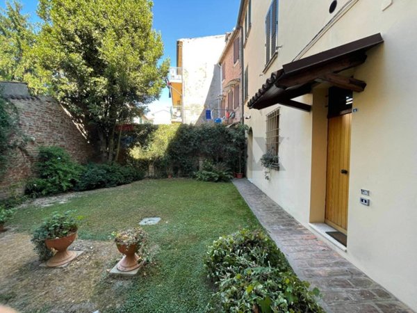 appartamento in vendita a Ferrara in zona Centro Storico
