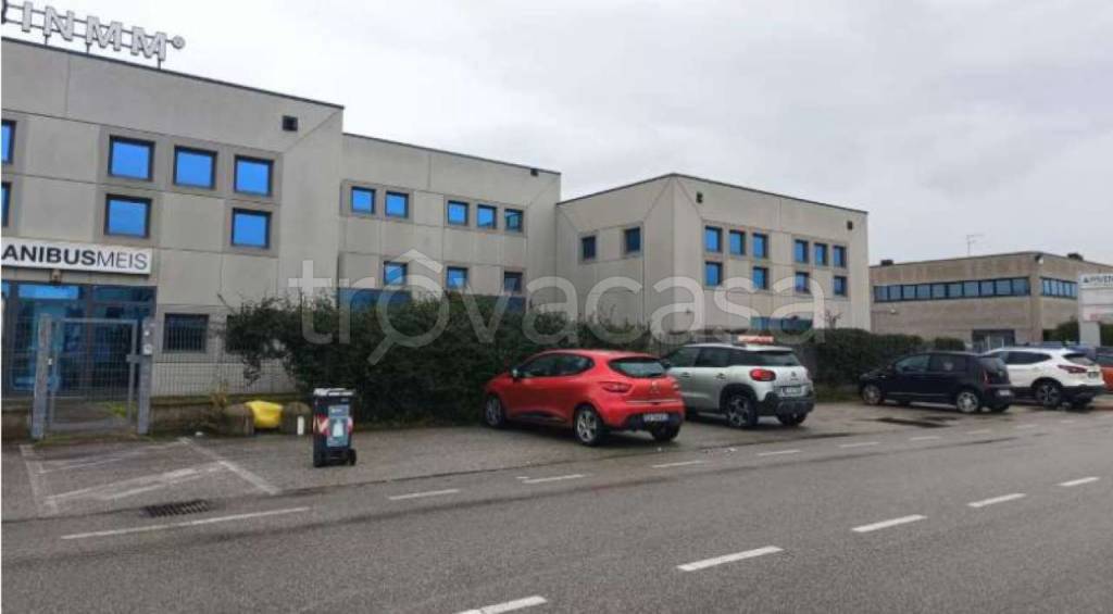 locale commerciale in vendita a Ferrara in zona Porotto / Cassana