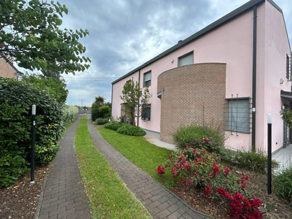 casa indipendente in vendita a Ferrara in zona Doro