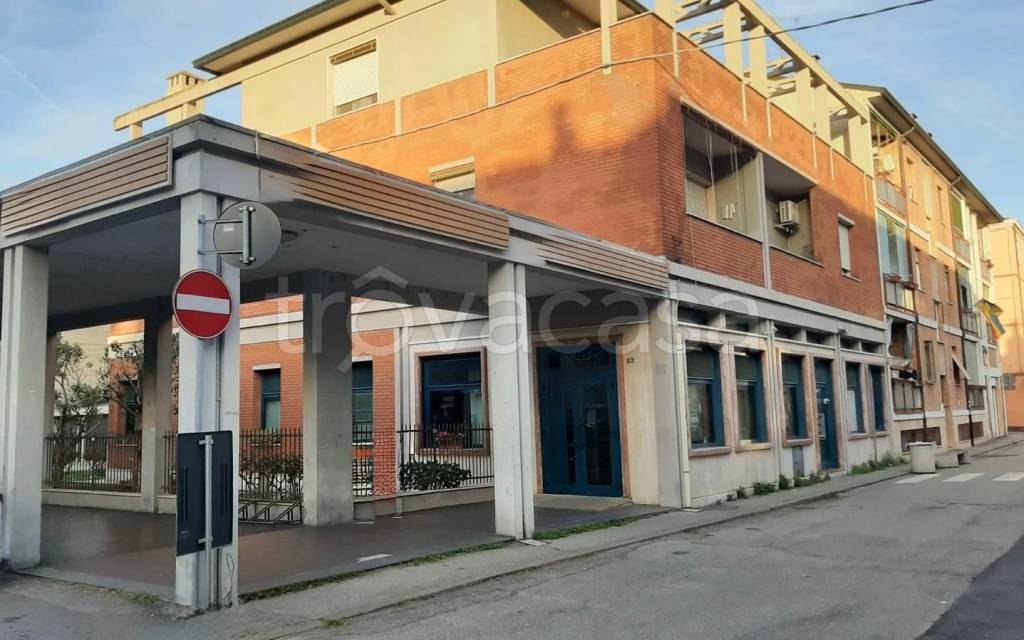 negozio in vendita a Ferrara in zona Pontelagoscuro