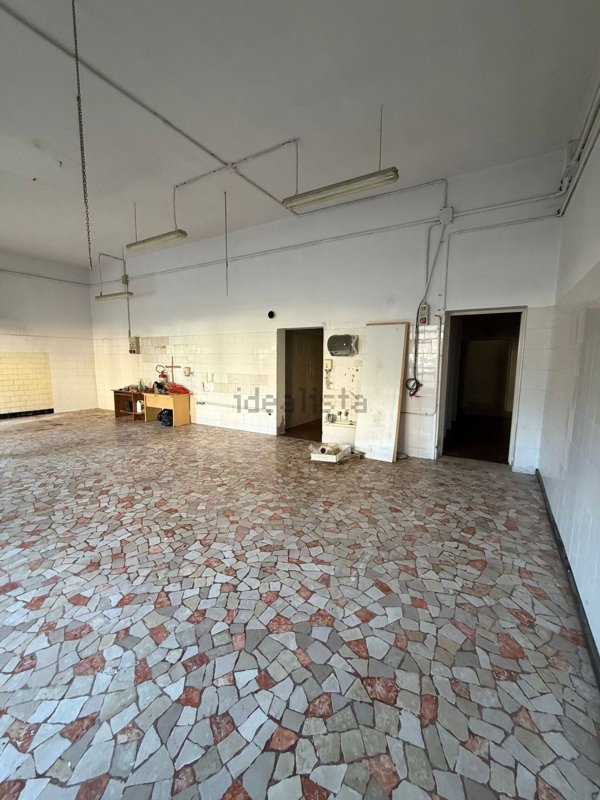 locale commerciale in vendita a Ferrara