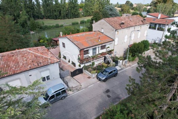 casa indipendente in vendita a Ferrara in zona Marrara