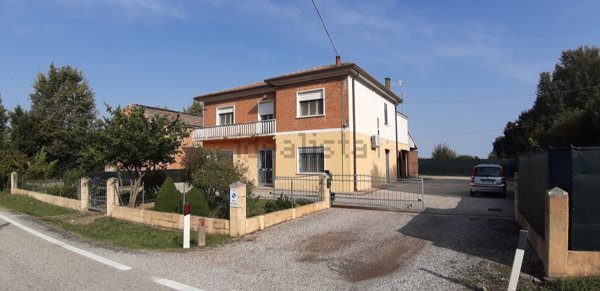 casa indipendente in vendita a Ferrara in zona Quartesana