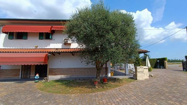 casa indipendente in vendita a Ferrara