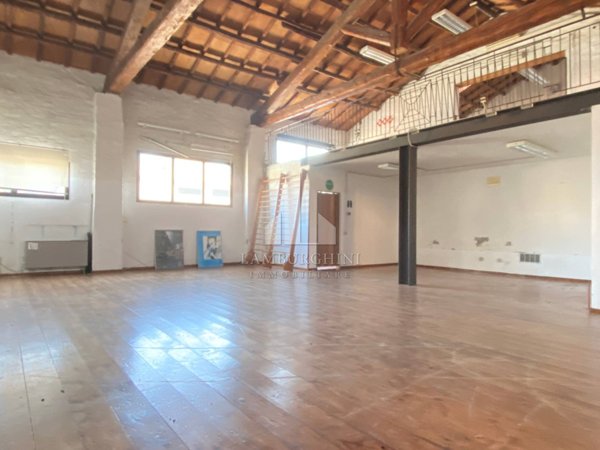 locale commerciale in vendita a Ferrara