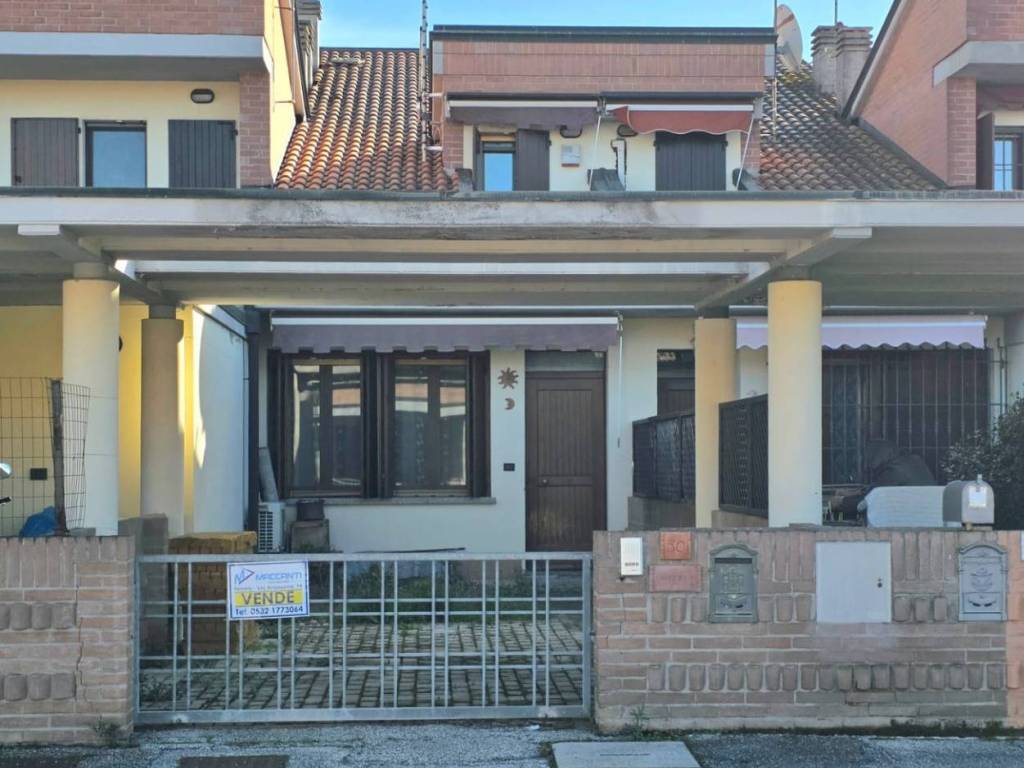 casa indipendente in vendita a Ferrara in zona Correggio