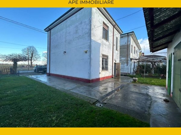 casa indipendente in vendita a Ferrara in zona Casaglia