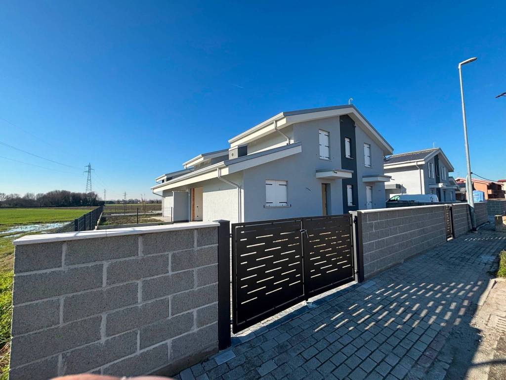 casa indipendente in vendita a Ferrara in zona Correggio