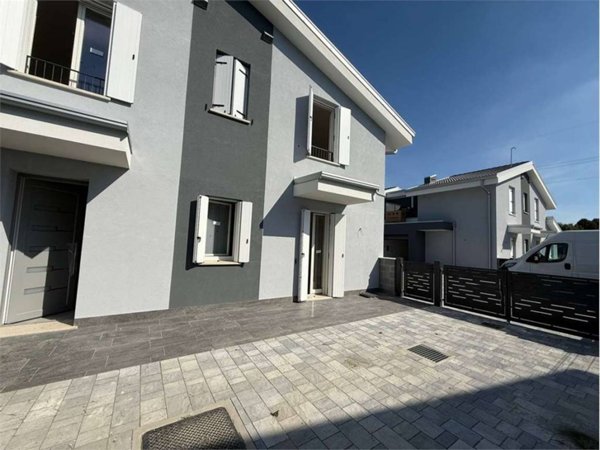 casa indipendente in vendita a Ferrara in zona Correggio