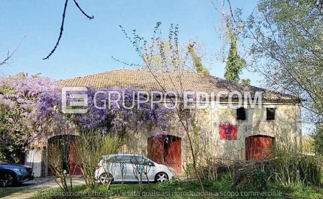 locale commerciale in vendita a Ferrara in zona Quartesana