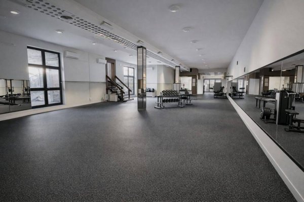 locale commerciale in vendita a Ferrara in zona Pontelagoscuro