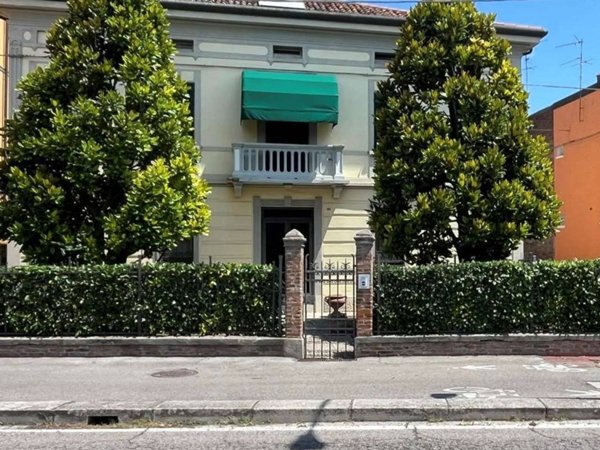 casa indipendente in vendita a Ferrara in zona Centro Storico