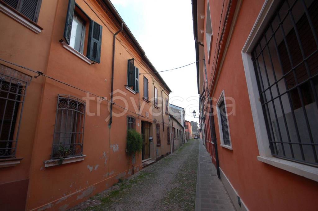 casa indipendente in vendita a Ferrara in zona Centro Storico