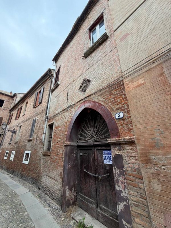 casa indipendente in vendita a Ferrara in zona Centro Storico