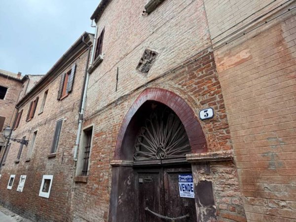 casa indipendente in vendita a Ferrara in zona Centro Storico