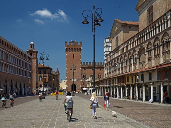 negozio in vendita a Ferrara in zona Centro Storico