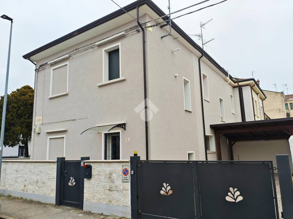 casa indipendente in vendita a Ferrara