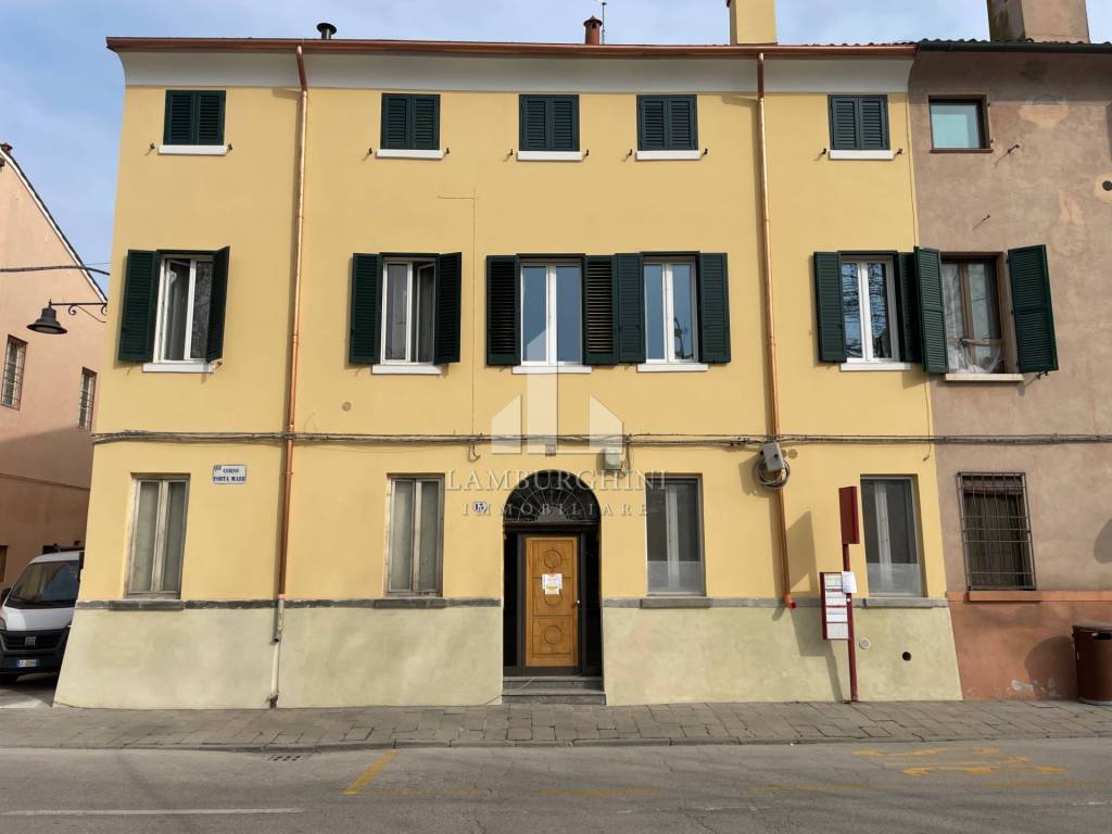 appartamento in vendita a Ferrara in zona Centro Storico