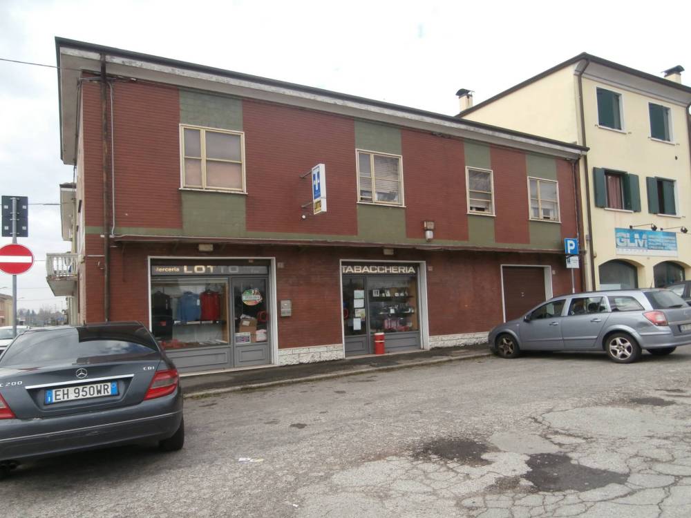 negozio in vendita a Ferrara in zona Porotto / Cassana