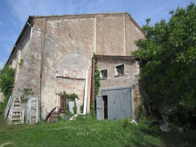 locale commerciale in vendita a Ferrara