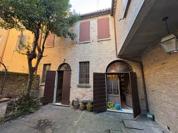 casa indipendente in vendita a Ferrara in zona Centro Storico