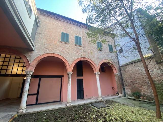 casa indipendente in vendita a Ferrara in zona Centro Storico