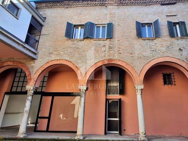 casa indipendente in vendita a Ferrara in zona Centro Storico