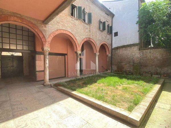 casa indipendente in vendita a Ferrara in zona Centro Storico