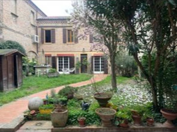 casa indipendente in vendita a Ferrara in zona Centro Storico