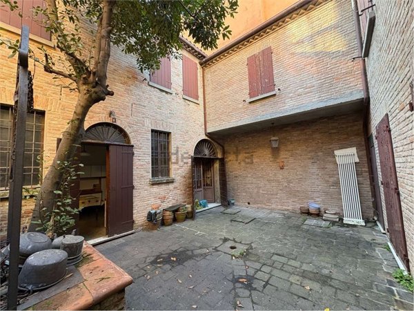 casa indipendente in vendita a Ferrara in zona Centro Storico
