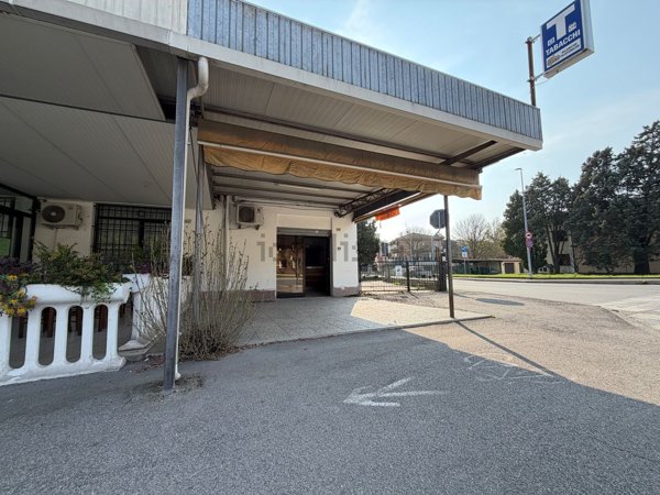locale commerciale in vendita a Ferrara in zona Doro