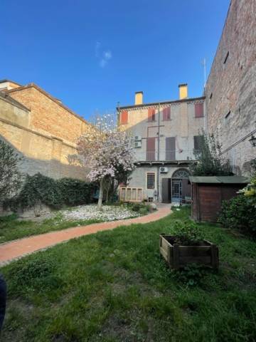 casa indipendente in vendita a Ferrara in zona Centro Storico