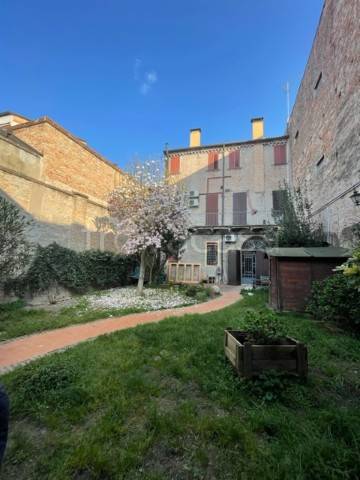 casa indipendente in vendita a Ferrara in zona Centro Storico