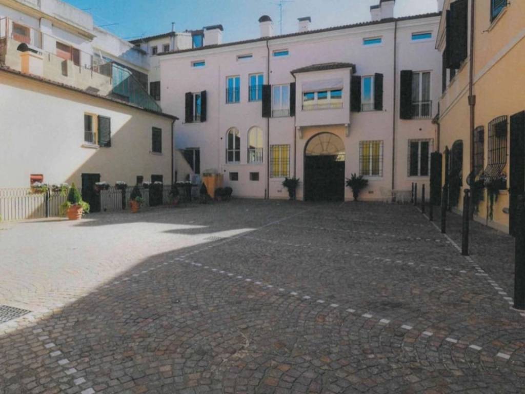 appartamento in vendita a Ferrara in zona Centro Storico