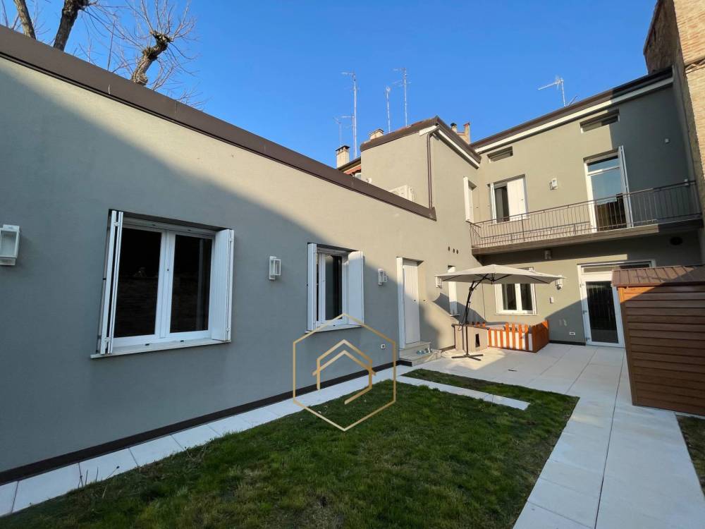 casa indipendente in vendita a Ferrara in zona Centro Storico